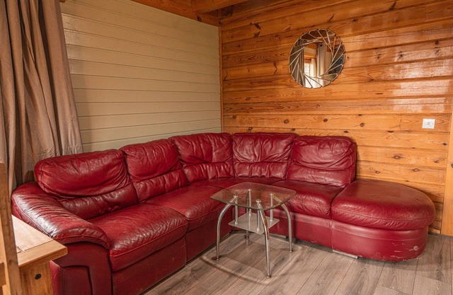 Rustic Lodge retreat with Hot Tub, Sleeps 6
