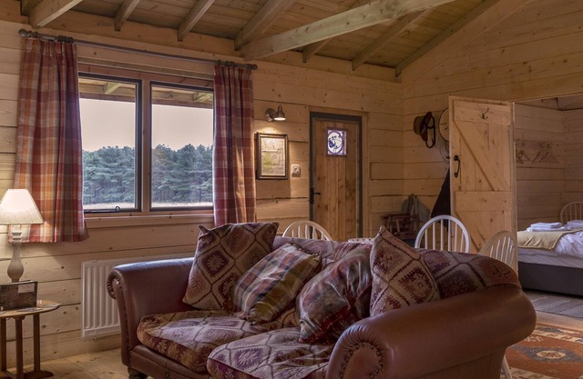 Rustic Log Cabin overlooking Sherwood Forest