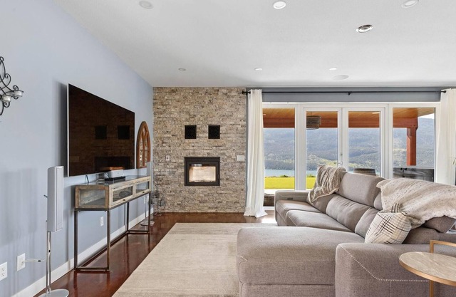 Rustic Oasis Lakeview with Hot Tub (Pet Friendly!)