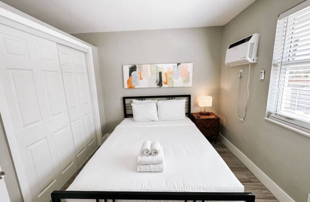 Rustic Retreats: 1BR for 4 guests minutes from Las Olas