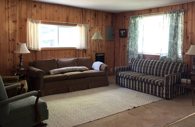 Rustic Retro Cottage w/ Fire Pit 1 block from Sandy Beach. S’mores Included.
