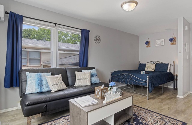 Rustic Spacious Studio/Aurora area/Sleeps 2/Pet Friendly/FREE WI-FI & Parking