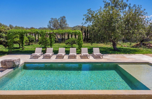 Rustic villa with large swimming pool, in the center of Mallorca
