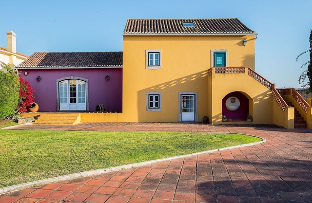 Rustic with a Fantastic pool and garden; 5km from Beach