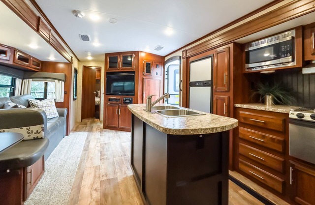 RV 6 Spacious Bunkhouse w/Gaming Chairs w/Privacy