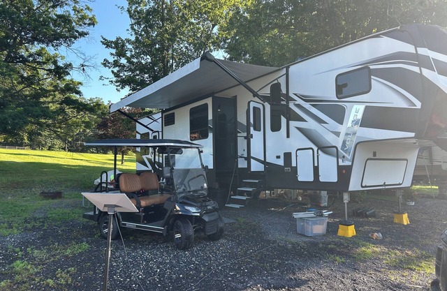 RV at Gettysburg Round Top Resort Sleeps 7 with golf cart