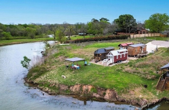 Sabine Waterfront TinynHome - Lake Conroe Retreat Beautiful Sunsets
