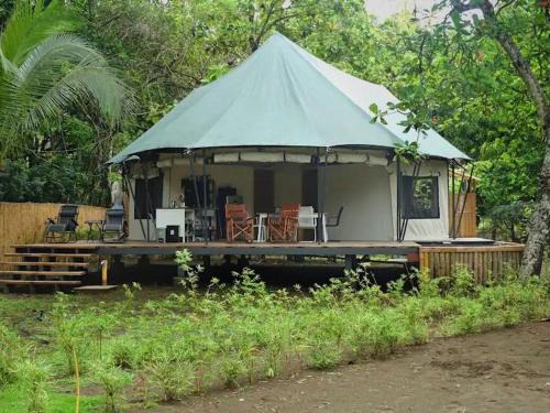 Safari tent with private pool close to Manuel Antonio