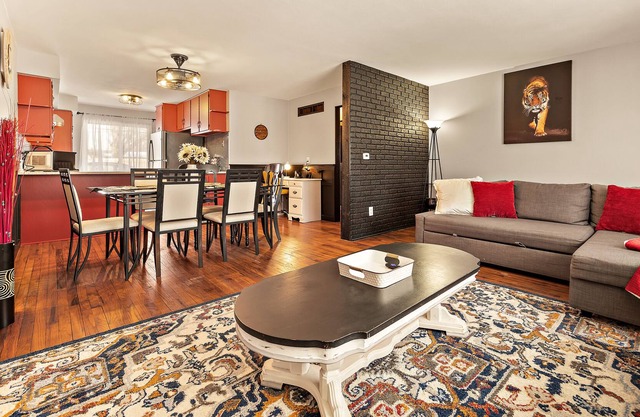 Safari-themed/No Stairs/Sleeps up to 12/W&D/FastWiFi/Near RagingWaves/Yorkville