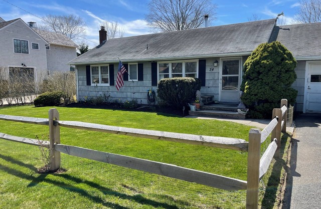 Sag Harbor VillagenPrivate, 2-bedroom 60's ranch, 5 minute walk to Main Street