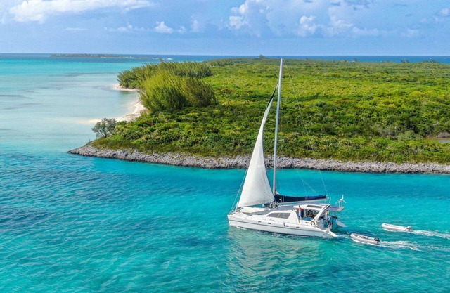Sailing catamaran yacht for your next vacation to the Berry islands, Bahamas