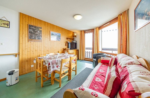 Saint-François-Longchamp: 2BR 6 ppl, balcony, TV, bath