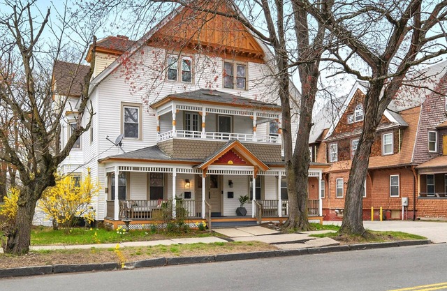 Saint James Manor - Sleeps 24 in Style & Comfort with Parking