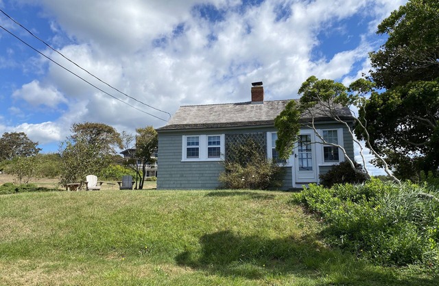 Sakonnet Point Water View Cottage With 8 Minute Walk To Idyllic Private Beach.