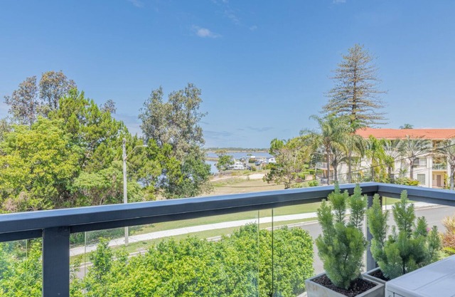 Salt & Sand Getaway - Coastal Paradise at Bayside Duplex with Stunning Shaws Bay Views