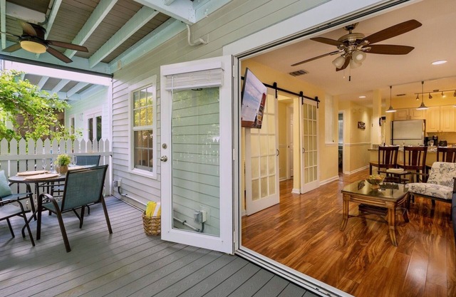*SALTWATER HARMONY @ THE ANNEX* Charming Condo & Pool + LAST KEY SERVICES.