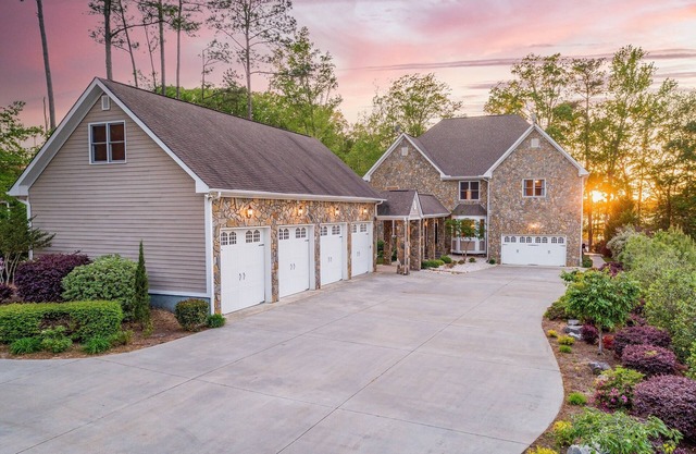💥 Saltwater Pool, 8 Bedrms, Hot tub, Sunset Views, Main Lake Cove, Pets🥇