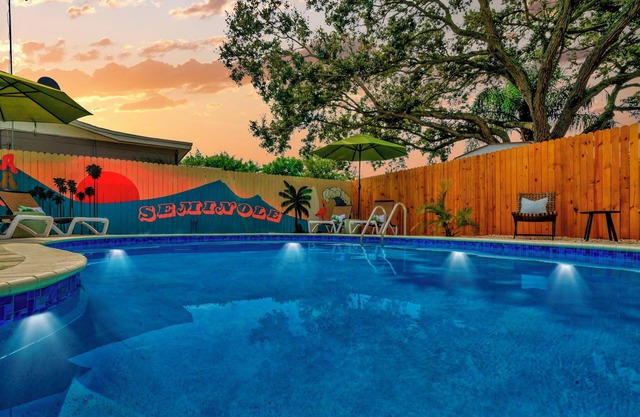 Salty Flamingo - Heated Pool - Close to beaches - Hot Tub - Golf - Fire Pit