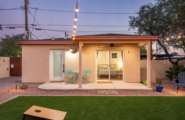 Sam Hughes Bungalows - B - Walkable to the University of Arizona, Large Backyard