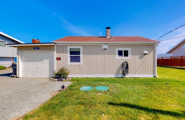 Samish Bay Cottage | Bayfront home in Bow with gorgeous view & woodstove