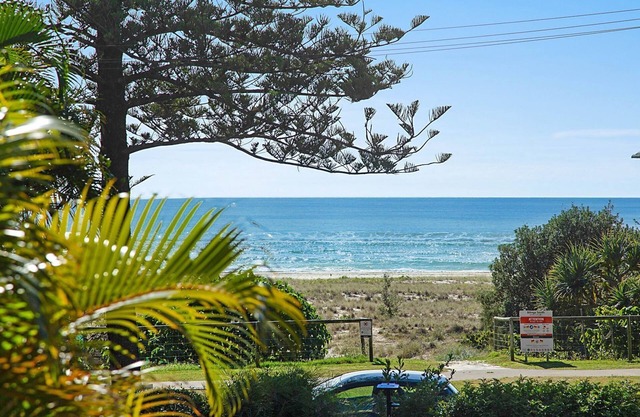 San Chelsea 16 - Beachfront Bilinga - Linen Provded!