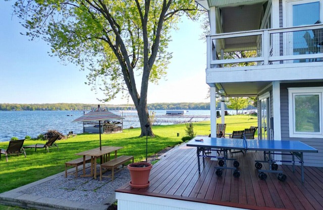 Sand Lake Getaway *Lakefront!*
