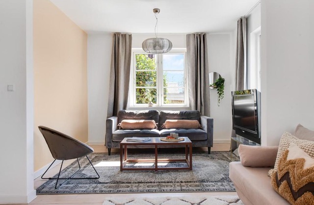 Sanders Charm - Endearing Two-Bedroom Apartment with Shared Garden