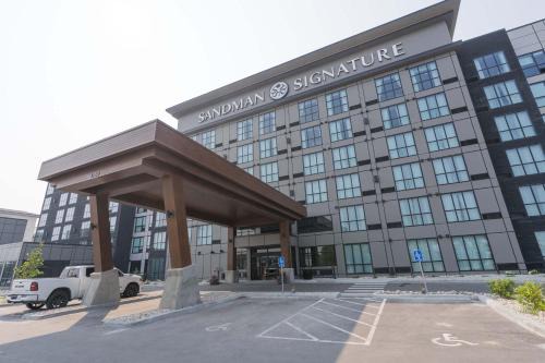 Sandman Signature Winnipeg Airport Hotel & Suites