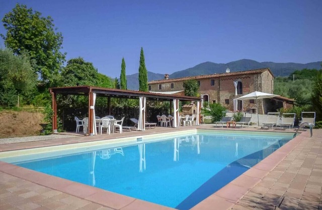Sandra, private pool villa. WiFi and view. Lucca