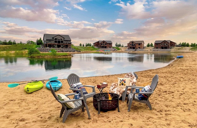 Sandy Beach⊹Lake⊹Firepit⊹Deck⊹Porch⊹Kayaks⊹Toys