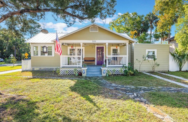 Sanford's Haven, 3 bedroom, Sleeps 7. Blocks from Center Historic Downtown.