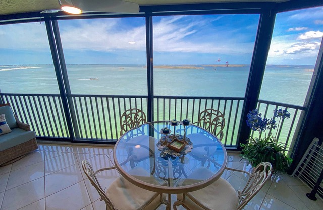 Sanibel Harbour 1113: Escape to the water! Beautiful views + near FM Beach and Sanibel for shelling!