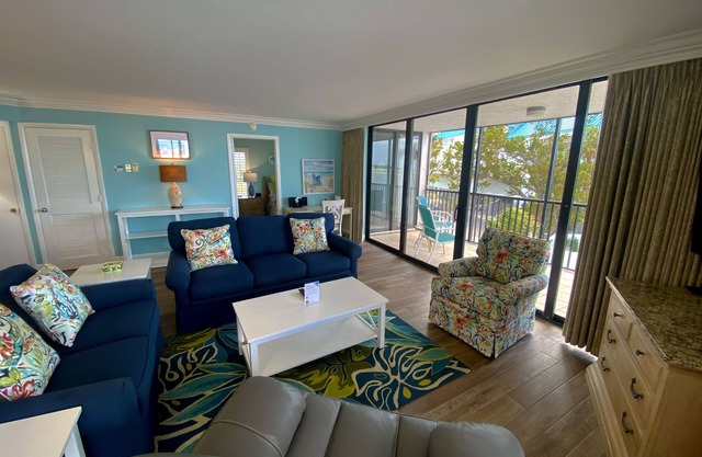 Sanibel Harbour Resort: Bay View Tower 231: Beachfront Condo with pool and water views