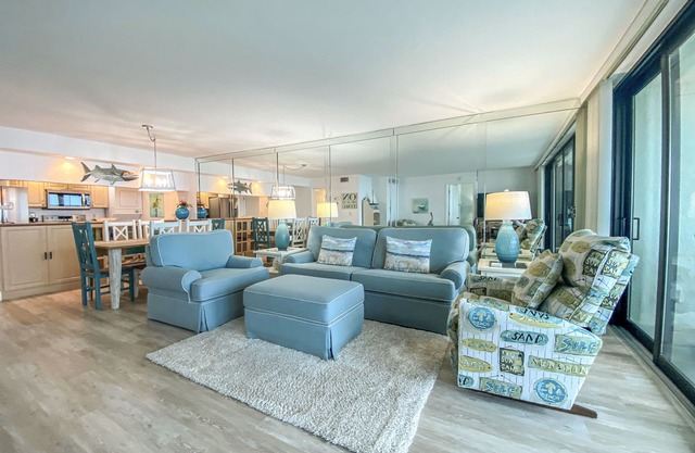 Sanibel Harbour Resort Harbour Tower 714: Coastal condo with a festive lanai