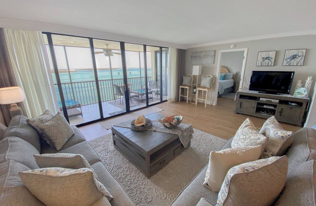 Sanibel Harbour Resort Harbour Tower 814: Renovated waterfront condo with beach, pool, grill