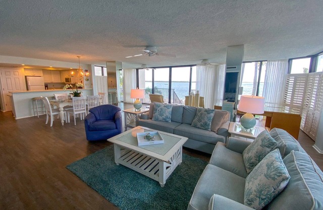 Sanibel Harbour Resort: Bay View Tower 137 Waterfront condo with private beach