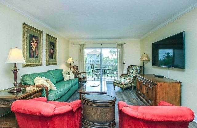 Sanibel Island condo steps from the beach - Breakers West B7