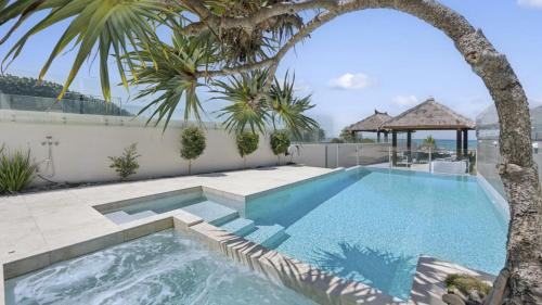 Sapphire Sands - Luxe, Absolute Beachfront, Pool, Spa, Sauna