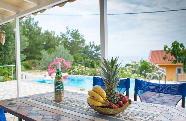 Sarakiniko cottage with private pool