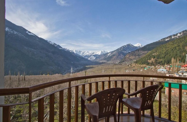 Sarthak Resorts-Reside in Nature with Best View, 9 kms from Mall Road Manali