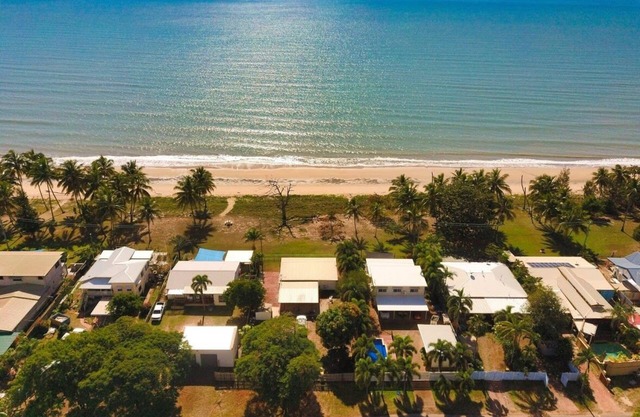 Saunders Beach Shack - on the beach