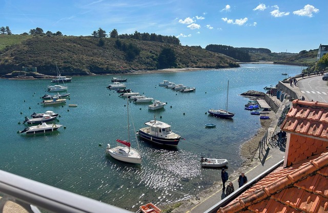 Sauzon with its feet in the water and 2.5 km from the magnificent Golf de Belle île.