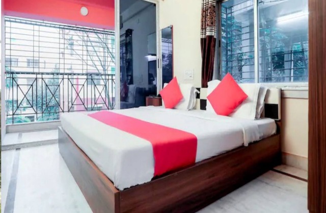 Saver Rooms with amenities near biswa bangla gate and kolkata airport