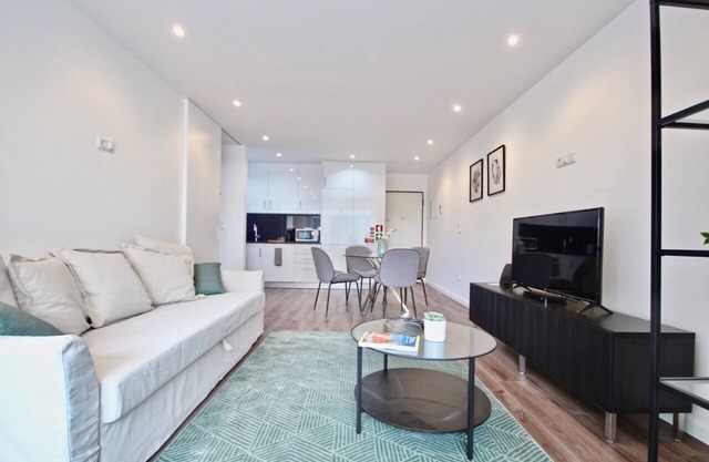 Savory Blue Apartment, Wifi, Garage, Lift!New!