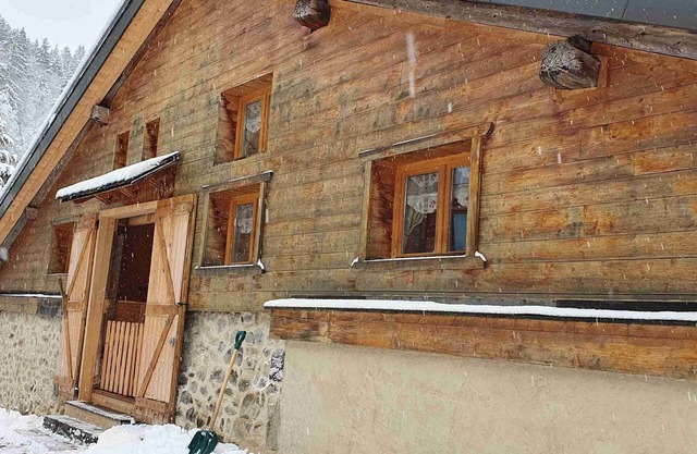 Savoyard farm renovated, authentic and warm. 150m2, cathedral ceilings