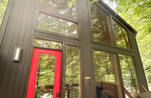 Scandanavian Cabin-Hot Tub-EV Charger-Fire Pit-Close to All RRG Action