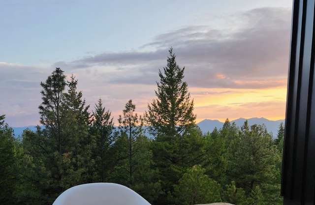 Scandinavian Escape - in the lush forest with stunning mountain views!