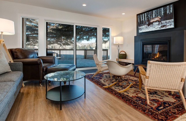 Scandinavian Paradise, Short Drive to Lifts, Private Hot Tub! Year Round Fun!