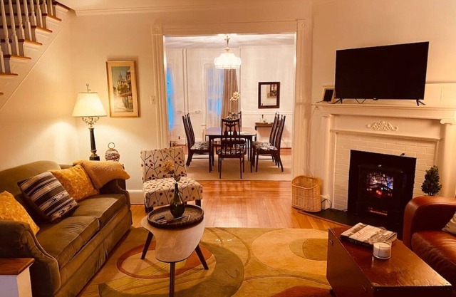 Scarborough Fair walk to downtown two story apt