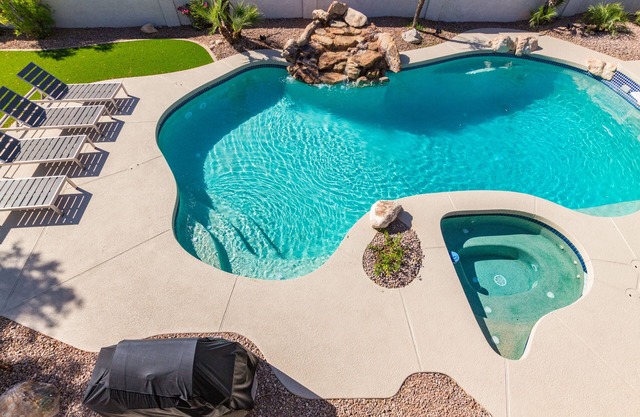 Scarlet Mountain Hideaway. Private HEATED pool fee,hot tub and putting green